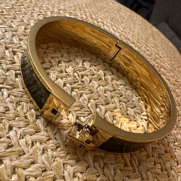 Tory Burch ❤️ Black Golden Kira Logo Bangle Bracelet - Picture 4 of 8